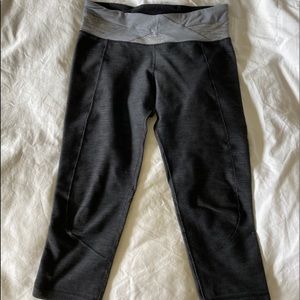 Lululemon Women crop leggings in size 6.